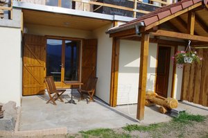 La terrasse du gîte Frêne et entrée commune